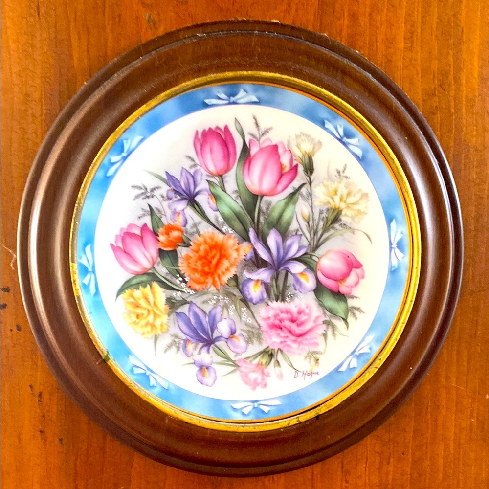 Vintage round Floral Decorative Plate with Wooden Frame